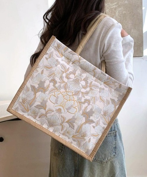 トートバッグ コーデに華やかさを添える、上品ボタニカル柄トート