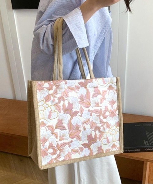 トートバッグ コーデに華やかさを添える、上品ボタニカル柄トート