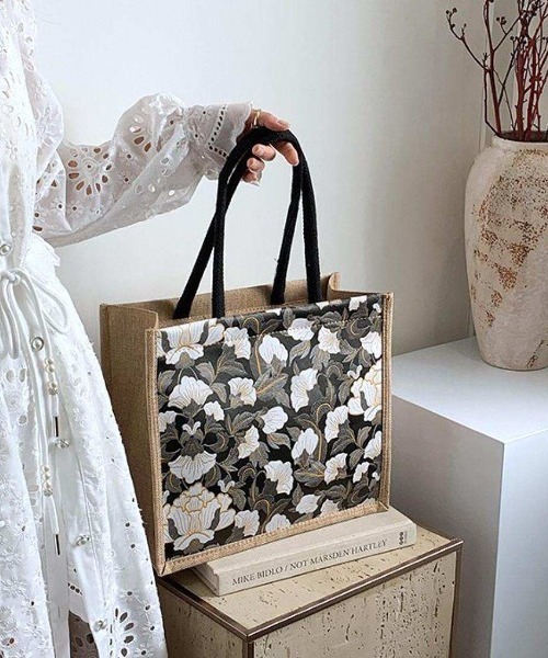 トートバッグ コーデに華やかさを添える、上品ボタニカル柄トート