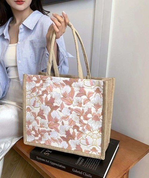 トートバッグ コーデに華やかさを添える、上品ボタニカル柄トート