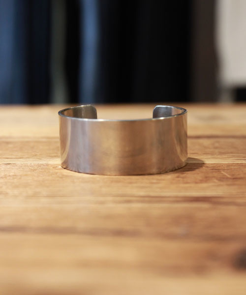 [bone] medium プレーン バングル bone] medium プレーン バングル｜ARTIDA OUD（アルティーダ