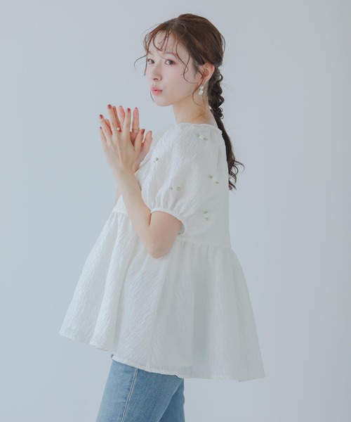 新品タグ付き　ローズモチーフジャガードペプラムトップス　ピンク Fit more ローズモチーフジャガードペプラムトップス レディース