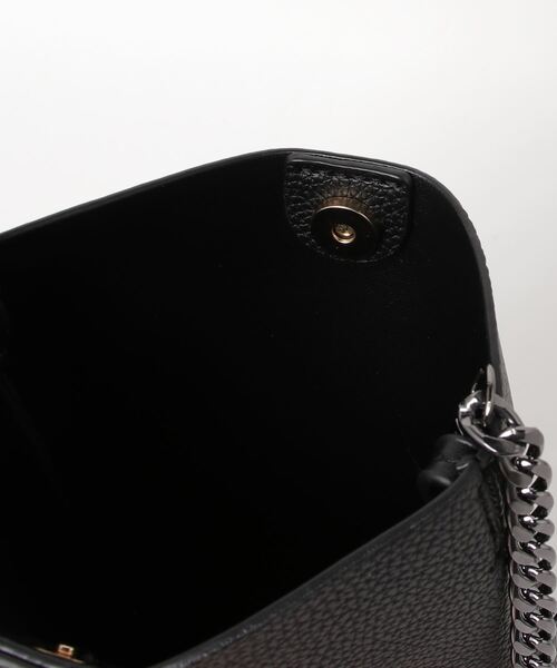黒 合成皮革 バッグ チェーンストラップ zara 黒 合成皮革 ロックショルダーバッグ メタルチェーン付き