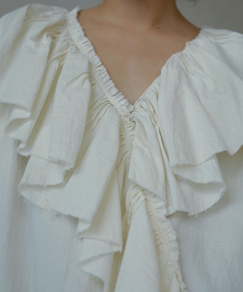 ETRE TOKYO カットオフフリルネックシャツ ブラック カットオフフリルネックシャツ(F IVORY): トップス │ ETRE