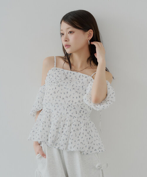 ブラウス シャツ LAフラワーＰ　デコラティブブラウス レディース メンズ moment+ ブラウス シャツ フラワープリント半袖ラッフルスリーブ