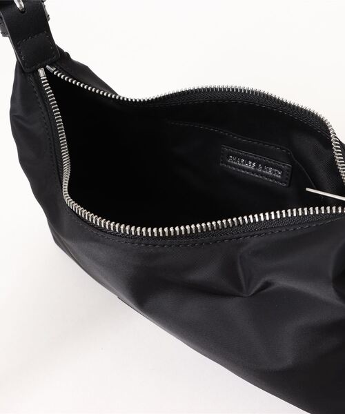 追跡★Charles&Keith チェーン 大容量 ナイロンショルダーバッグ 追跡☆Charles&Keith チェーン 大容量 ナイロンショルダーバッグ
