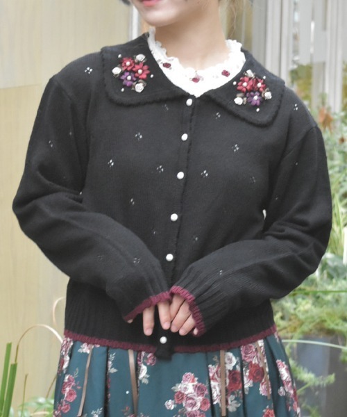 ともっち　新品☆アクシーズファムのリボン通しお花刺繍カーディガン axes femme（アクシーズ ファム） カーディガン フラワーリボン刺繍
