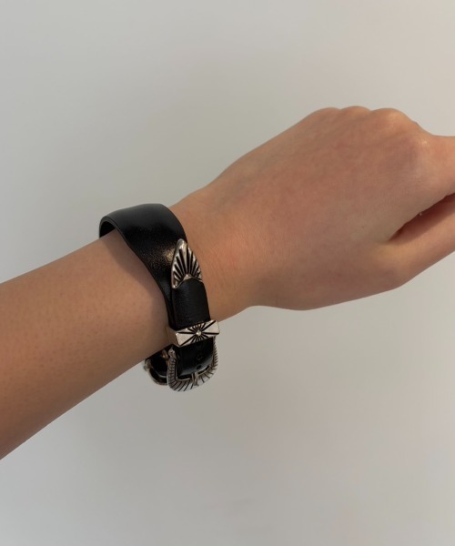 アクセサリー TOGA Double buckle bangle TOGA TOO トーガ SS26 DOUBLE BUCKLE CONCHO BANGLE / BLK - NUBIAN