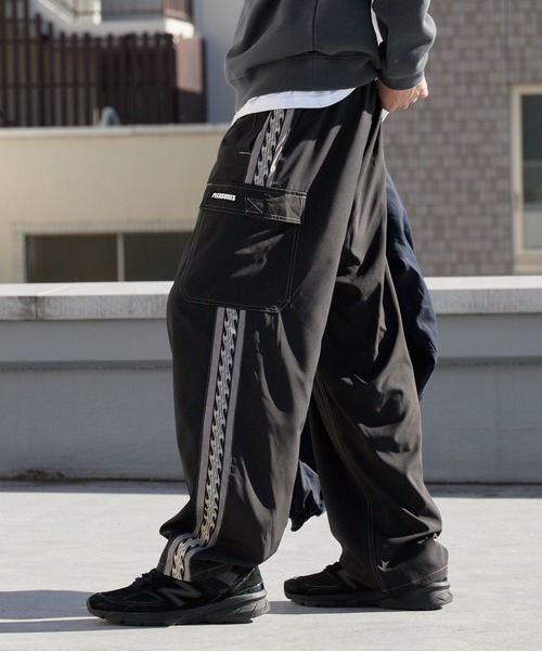 PLEASURES（プレジャーズ） カーゴパンツ サイドラインテープデザイン