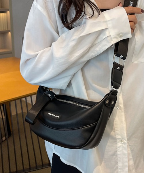 美品■IACUCCI オールレザー ショルダーバッグ　ブラック ウエストポーチ IACUCCI（イアクッチ）の「ウマ ボディバッグ ALCE（ボディバッグ