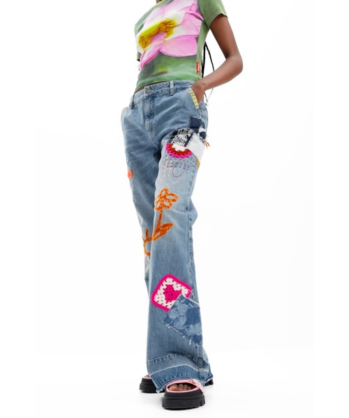 Desigual デシグアル　花柄　デニム　ジーンズ デシグアル Desigual 花柄刺繍入りレディースベルボトムジーンズ