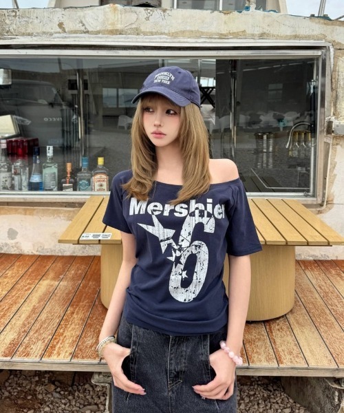 Cest Nous ダークグレーオフショル Tシャツ y2k tシャツ Y2K ロゴプリント オフショルダー半袖Tシャツ