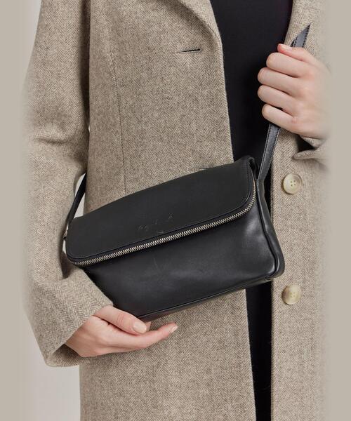 美品★agnes b.レザーショルダーバッグブラック黒ボディバッグ革アニエスベー agnes b.（アニエスベー） ショルダーバッグ バッグ ラムスキンレザー
