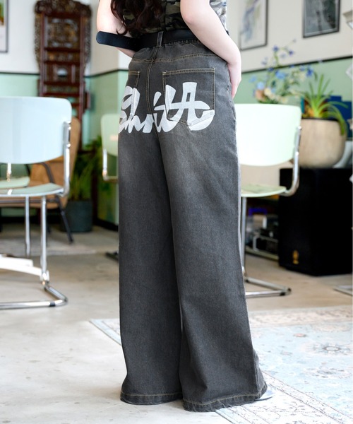shrita（シュリータ） パンツ shritaロゴバックプリントデニムパンツ