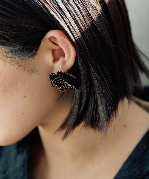 ear PAPILLONNER ピアス モノトーンビーズフラワーピアス