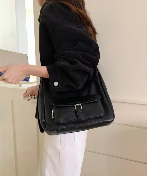 黒の合成皮革ハンドバッグ NuNuNa ハンドバッグ 「NuNuNa」合成皮革フロントポケットハンドバッグ