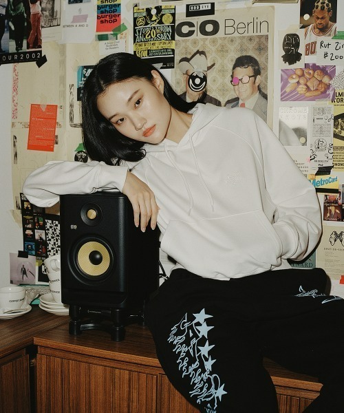 パーカー A'GEM/9 × .kom「CAVISH/カビシ」W SELLER LOGO CROPPED HOODIE レディース