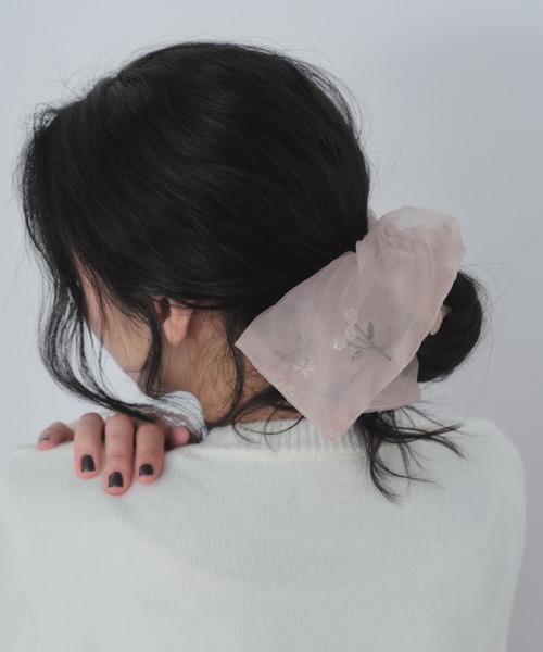 Shelly island（シェリーアイランド） シュシュ 刺繍スクエアシュシュ