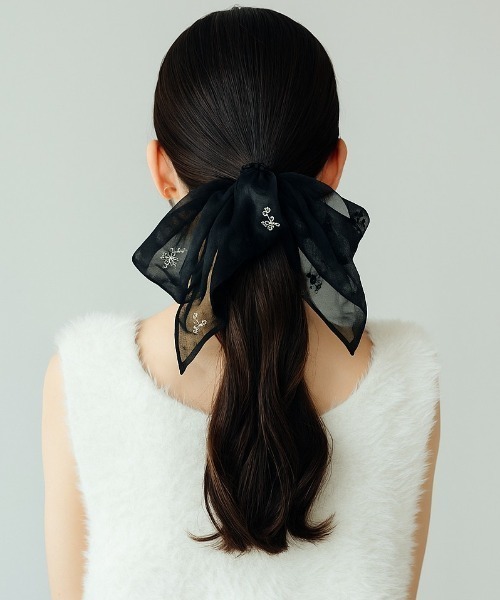 Shelly island（シェリーアイランド） シュシュ 刺繍スクエアシュシュ