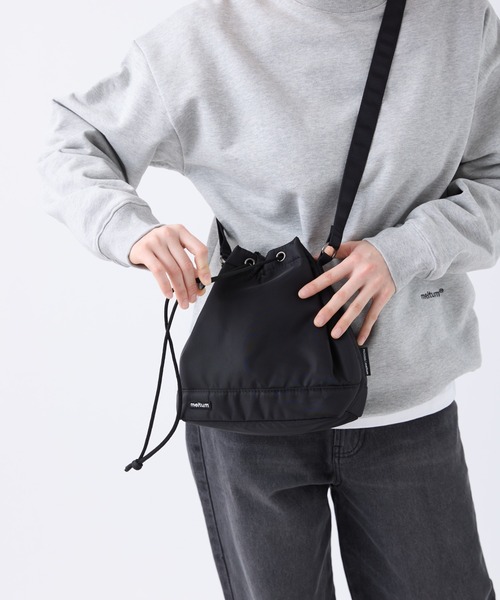 黒 ナイロン ショルダーバッグ　meltum meltum ショルダーバッグ NYLON MESSENGER BAG / ナイロン