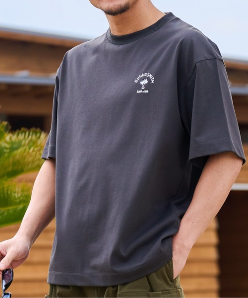 Sunny Smith tシャツ ヤシの木アーチロゴワンポイント刺繍Tシャツ