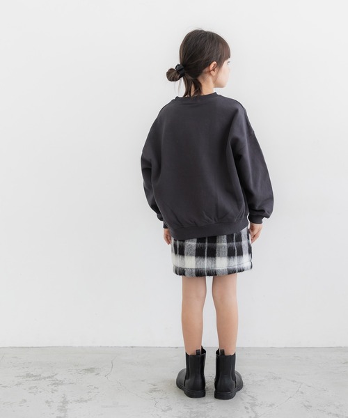 紺色のチェックのスカートとお揃いのギャップで可愛いです。