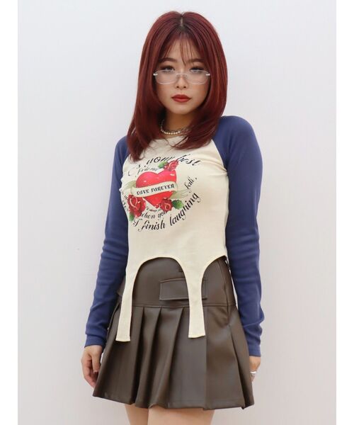 EVRIS ユニフォームグラフィックガーターTシャツ（ホワイト） EVRIS ユニフォームグラフィックガーターTシャツ（ホワイト