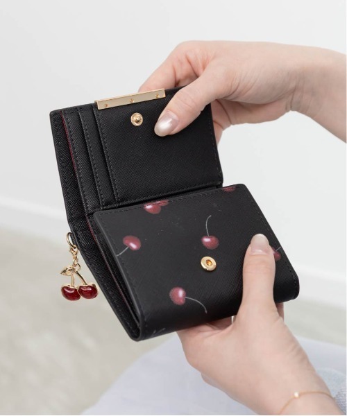 財布 「Cherry＆Strawberry」チャーム付き三つ折りウォレット レディースの画像