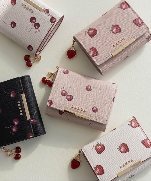 財布 「Cherry＆Strawberry」チャーム付き三つ折りウォレット レディースの画像