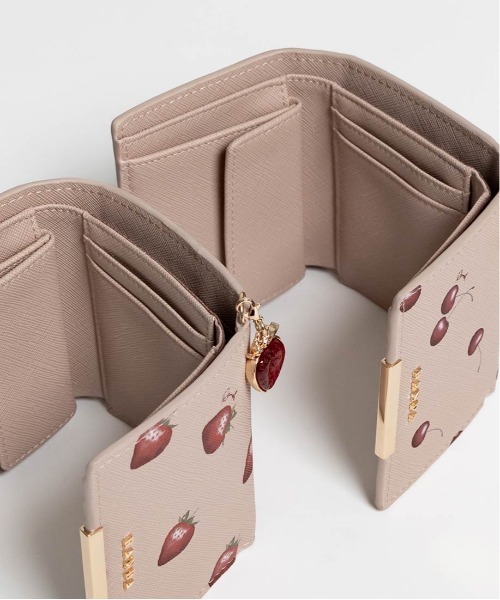 財布 「Cherry＆Strawberry」チャーム付き三つ折りウォレット レディースの画像