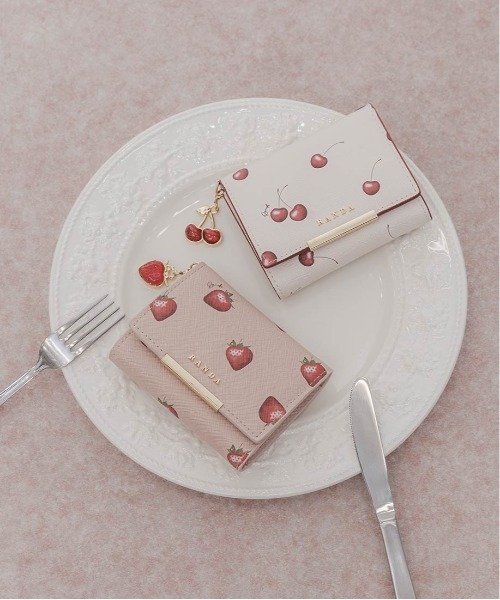 財布 「Cherry＆Strawberry」チャーム付き三つ折りウォレット レディースの画像