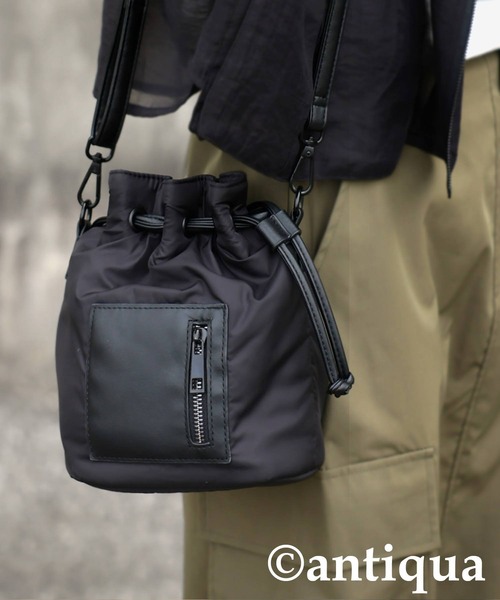 人気商品＊antiqua ショルダーバッグ antiqua（アンティカ） 機能性ショルダーバッグ ポケット付き