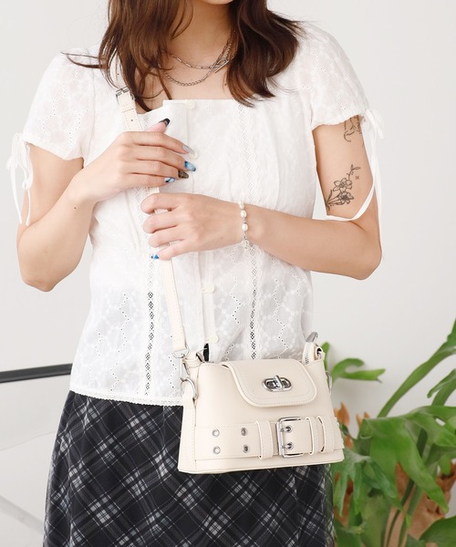 Chick ショルダーバッグ バッグ ベルトデザイン フラップ式 Chick ショルダーバッグ バッグ ベルトデザイン フラップ式