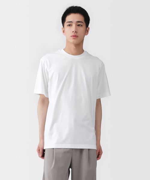 無印良品の白いクルーネック半袖Tシャツの着用写真。肩が少し落ち、袖と身頃にゆとりがある