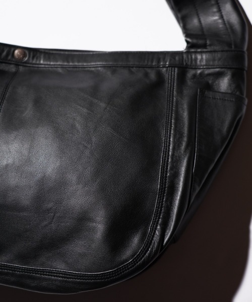 今季 レザーショルダーペーパーバッグ bukht（ブフト） ショルダーバッグ LEATHER NEWS PAPER BAG MEDIUM