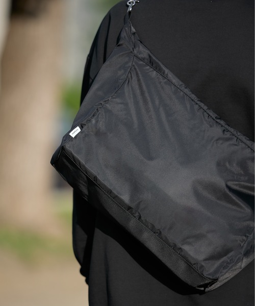 黒 ナイロン ショルダーバッグ　meltum meltum ショルダーバッグ POUCH SHOULDER BAG / ポーチ
