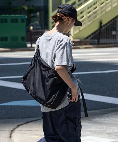 黒 ナイロン ショルダーバッグ　meltum meltum ショルダーバッグ POUCH SHOULDER BAG / ポーチ