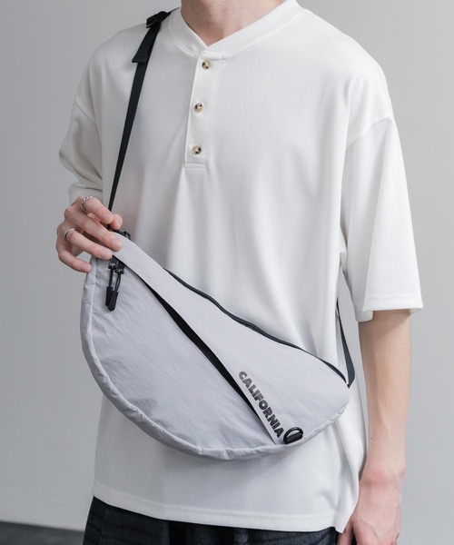 MEI（メイ） ショルダーバッグ BOTTOM LINE SHOULDER ワンポイントロゴ