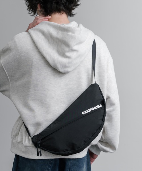 MEI（メイ） ショルダーバッグ BOTTOM LINE SHOULDER ワンポイントロゴ