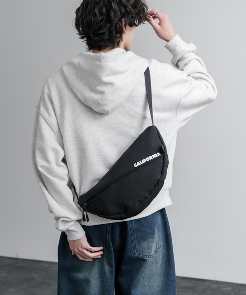 MEI（メイ） ショルダーバッグ BOTTOM LINE SHOULDER ワンポイントロゴ