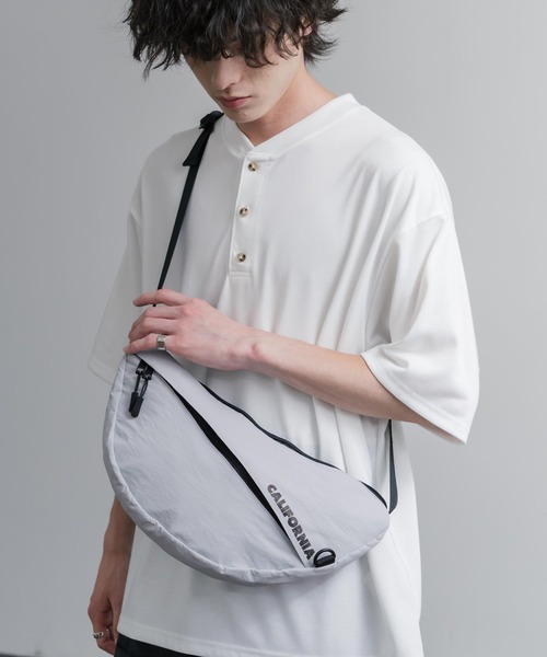 MEI（メイ） ショルダーバッグ BOTTOM LINE SHOULDER ワンポイントロゴ
