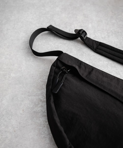 MEI（メイ） ショルダーバッグ BOTTOM LINE SHOULDER ワンポイントロゴ
