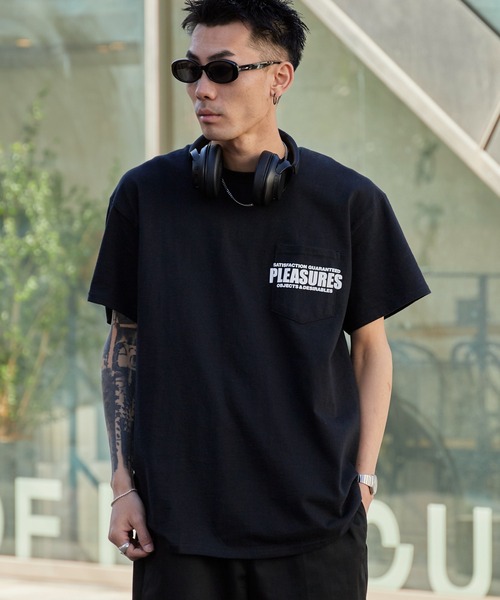 PLEASURES（プレジャーズ） tシャツ ワンポイントロゴ ワイド