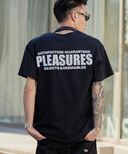 L'Appartement 【PLEASURES/プレジャー】 LOGO TEE PLEASURES（プレジャーズ） tシャツ ワンポイントロゴ ワイド