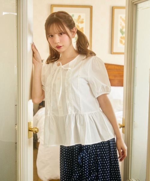 yoli シンプルフリルブラウス fofofofa ネストローブ TITTY＆CO.（ティティーアンドコー） ブラウス シャツ フロントフリル