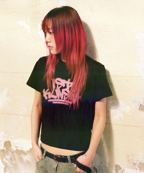 tシャツ A'GEM/9 × .kom 「ISTKUNST/イストクンスト」 IK TAG LOGO CROP TEE/IK TAG ロゴ クロップ半