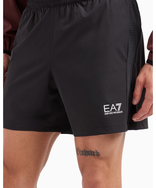 未使用　EA7 エンポリオアルマーニ　ジャケットとショートパンツ セットサイズS EA7 EMPORIO ARMANI エアセッテ エンポリオアルマーニ
