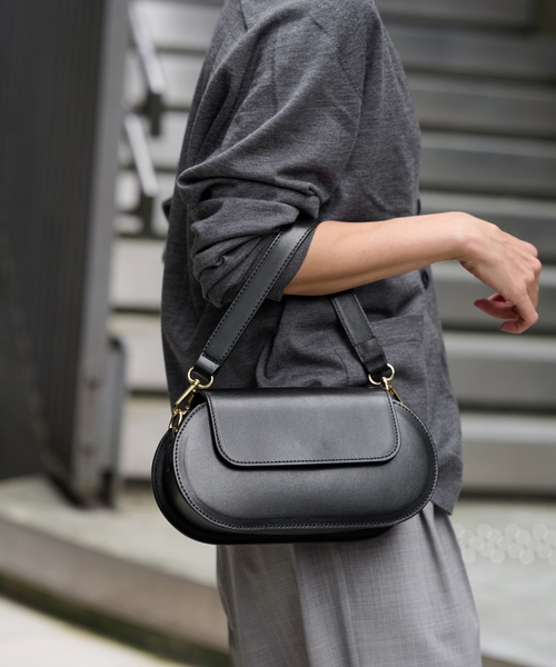 黒 レザー フラップ付き ショルダーバッグ AULENTTI/オウレンティ】