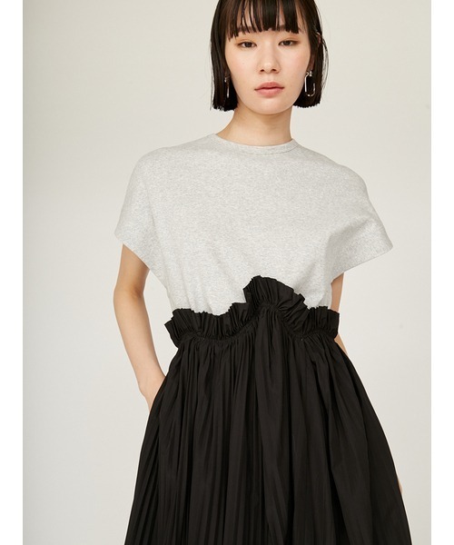 【新品未使用】emmi atelier カットドッキングプリーツワンピース 限定カラー】カットドッキングプリーツワンピース（マキシ丈