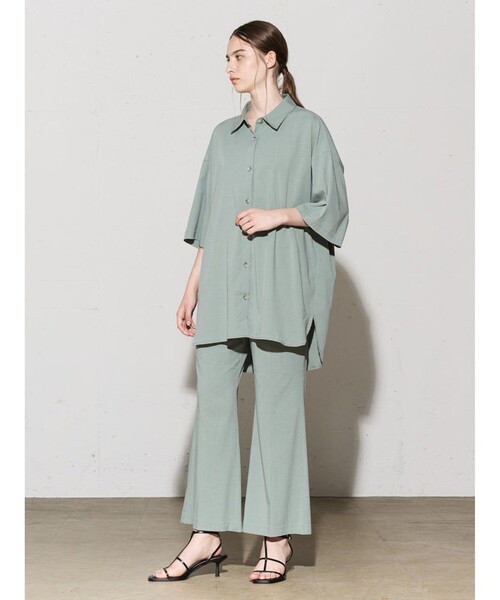 MIDIUMISOLID パンツ センタープレスフレアパンツ レディース